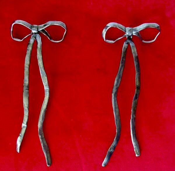 Pair of 4-Inch Gunmetal Bow Runway Earrings - Image 8